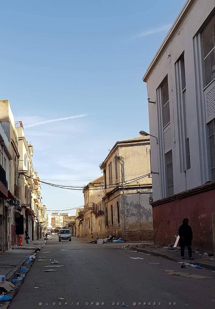 ORAN ECOLE PASTEUR Rue du Figuier , Ecole des garcons, ecole des filles et la Maternelle . A droite la rue Stambouli Mohamed .jpg
